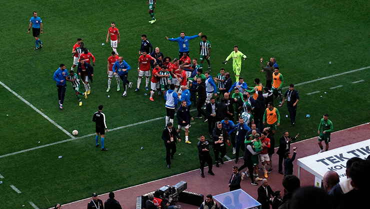 Konyaspor – Kasımpaşa maçının son dakikalarında tartışma çıktı