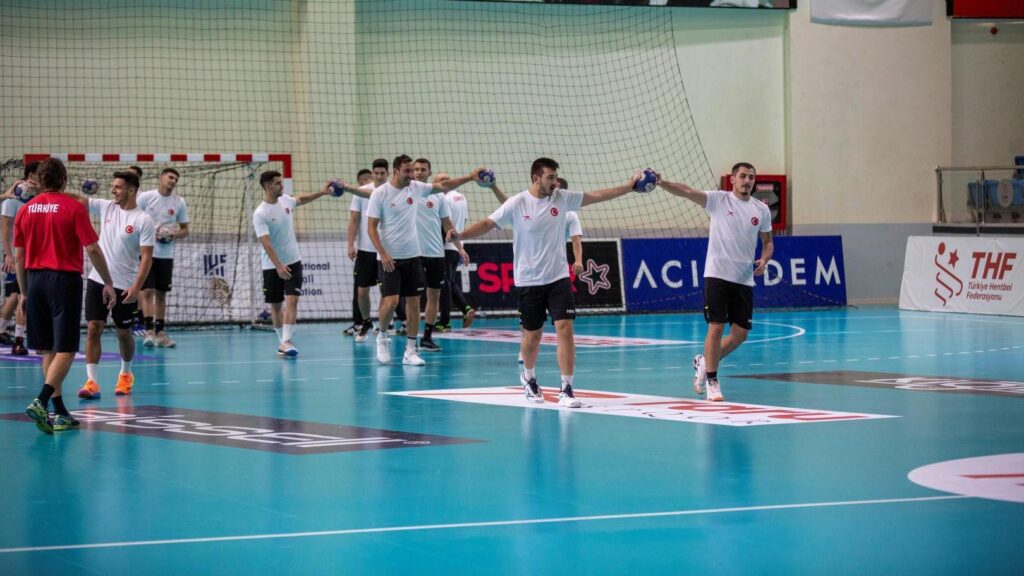 Milli hentbolcular kampa girdi