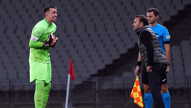 Muslera o pozisyonda hakeme değil Okan Buruk’a koştu! Nedeni ortaya çıktı