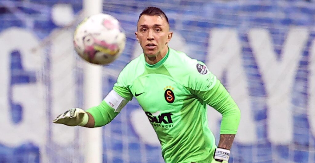 Muslera tarihe geçti