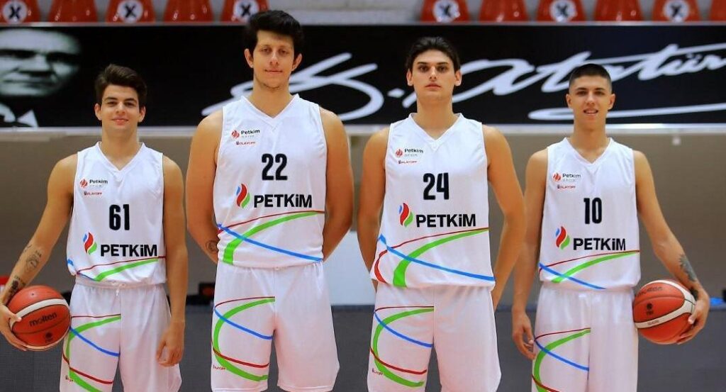 Petkimspor’da 4 genç profesyonel oldu