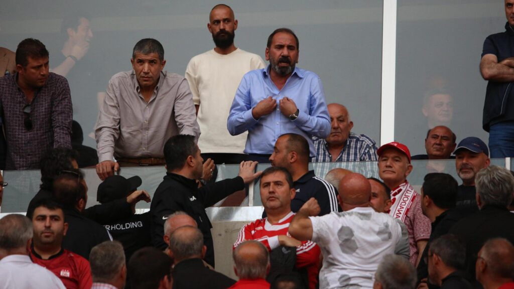 Sivasspor taraftarı yönetimi istifaya çağırdı