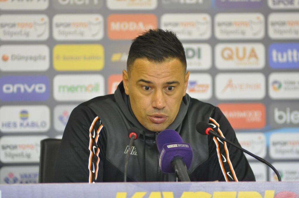 Çağdaş Atan: Böyle bir günde futbol konuşmak istemiyoruz