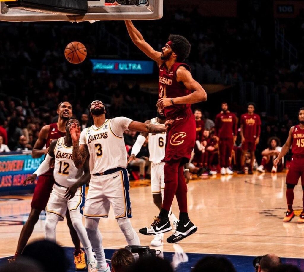 Cedi’li Cleveland, Lakers’ı devirdi