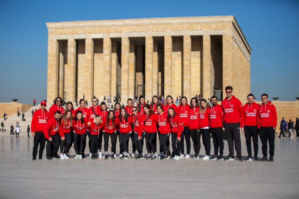 Kadın hentbolculardan Anıtkabir’e ziyaret