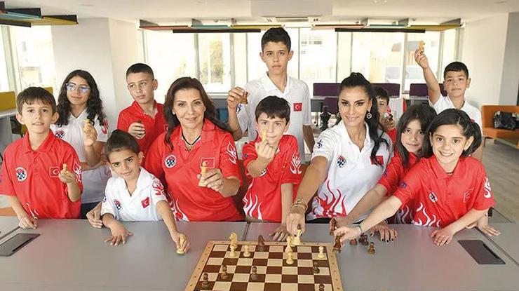 Oyun bitince şah ile piyon aynı kutuda!