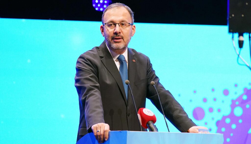Bakan Kasapoğlu: Tüm branşlarda zirvede olduğumuz bir süreç olacak