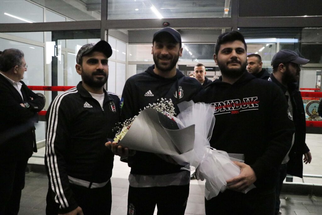 Beşiktaş kafilesi, Gaziantep’te çiçeklerle karşılandı