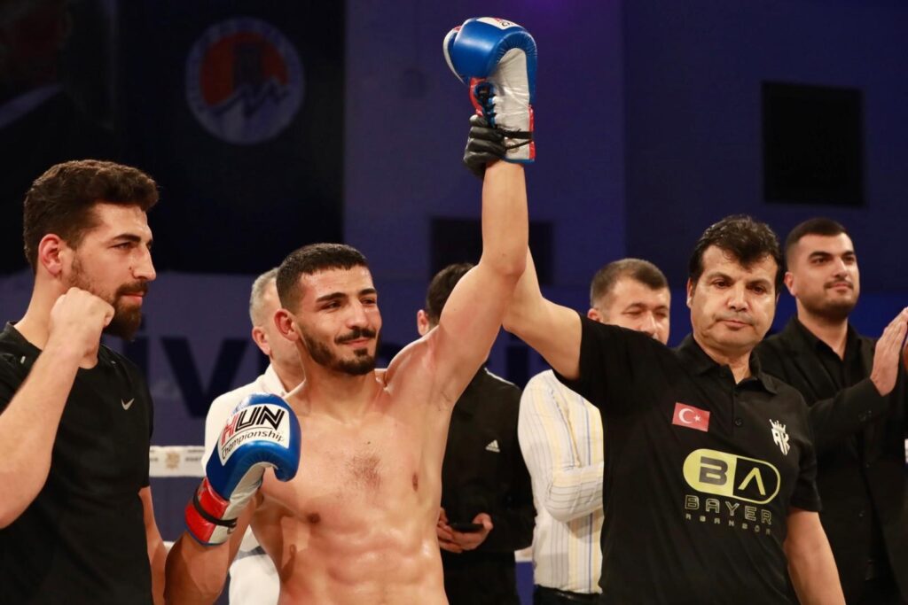 ‘Demir Yumruk’ İzzettin Altunsöz, rakibini bayılttı