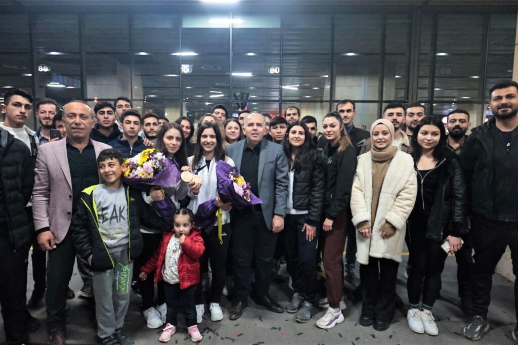 Denizli’nin şampiyon kızlarına görkemli karşılama