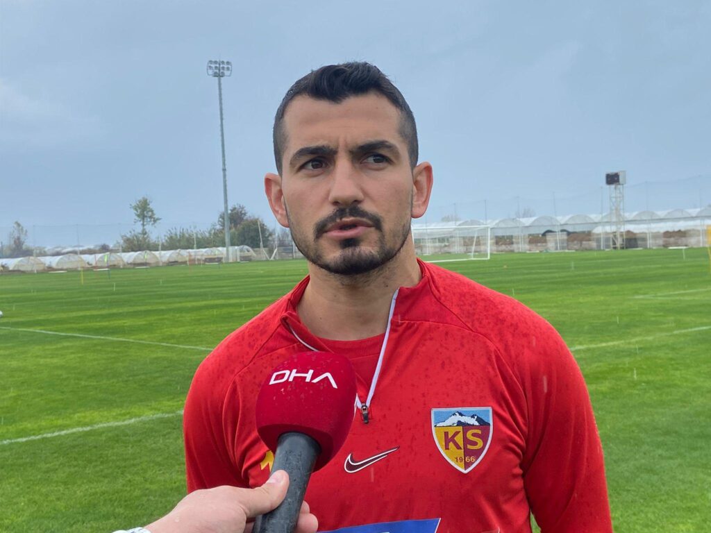 Emrah Başsan: Hocamız adı gibi çağdaş bir futbol oynatıyor