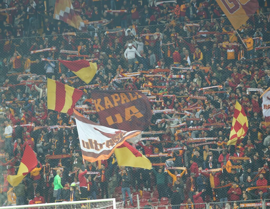 Galatasaray taraftarı tribünleri tıklım tıklım doldurdu!