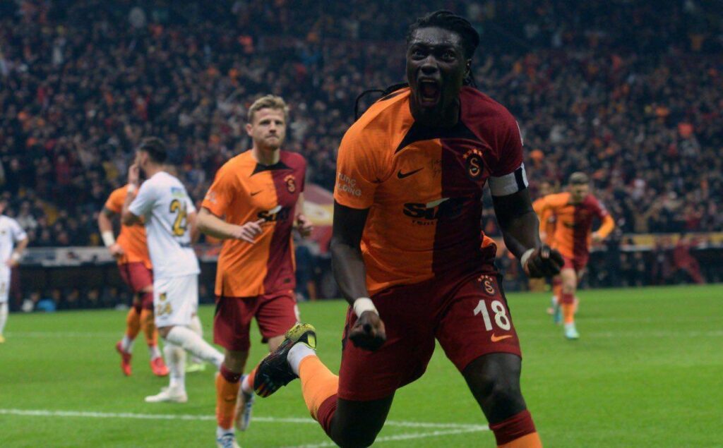 Galatasaray’da Gomis fırtınası! Icardi’yi aratmadı, 10 ay sonra bir ilk…