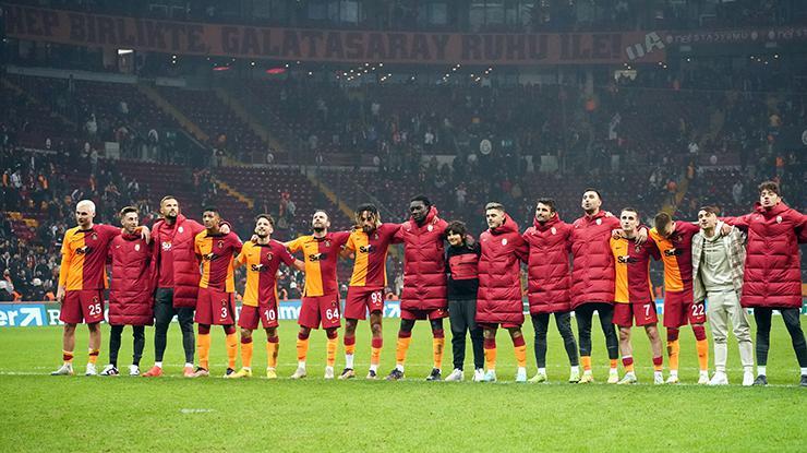 Galatasaraylı futbolcular, liderliği taraftarıyla kutladı