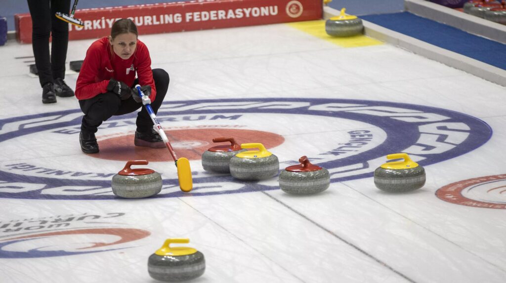 Genç curlingciler galibiyetle başladı