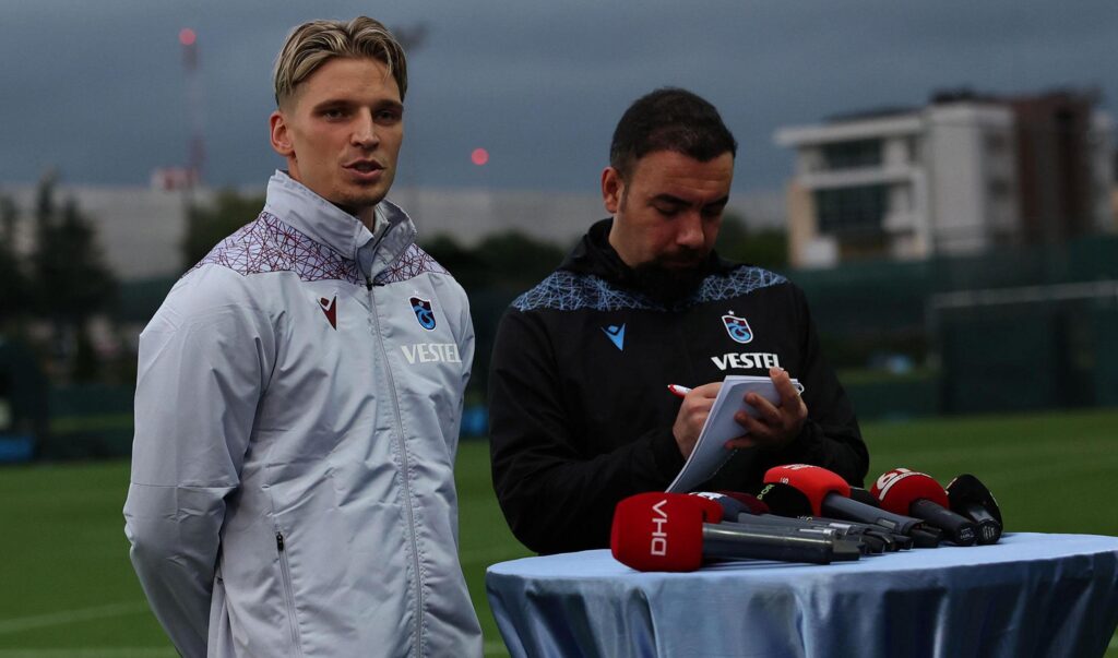 Jens Larsen’e iki talip!