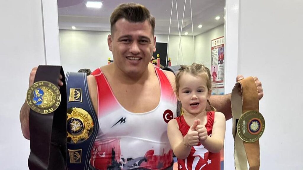 Rıza Kayaalp’i minik kızı devirdi