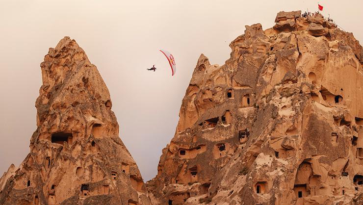 Valentin Delluc, Kapadokya’da 2 bin 600 metre yükseklikten atlayarak bir ilki gerçekleştirdi
