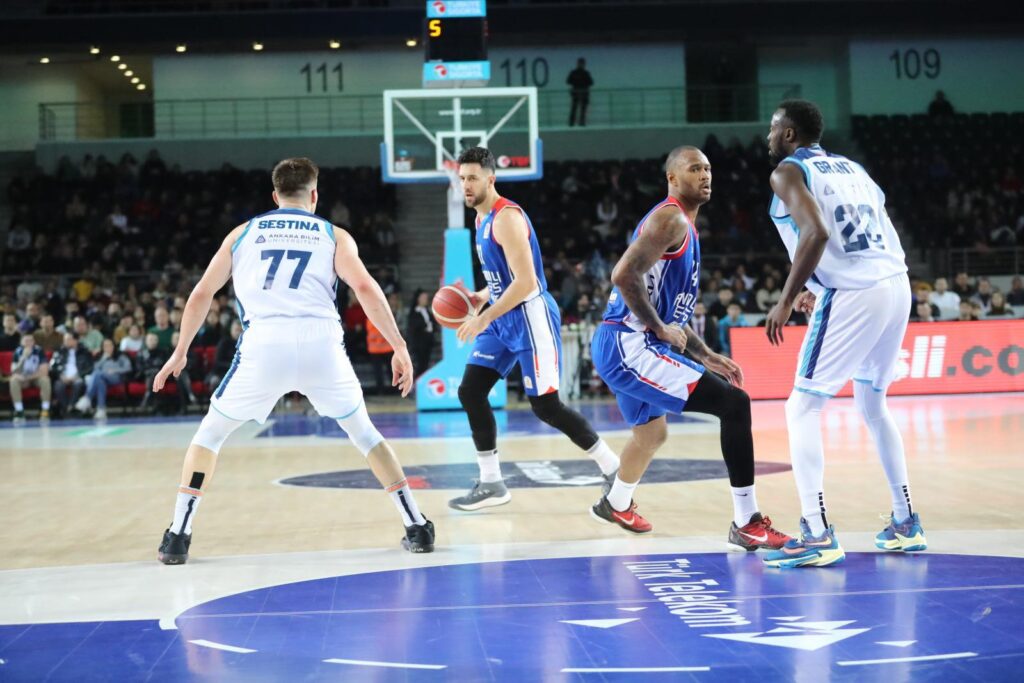 Anadolu Efes ilk yarıyı Yukatel Merkezefendi Belediyesi Basket’i konuk ediyor