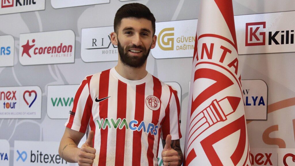 Antalyaspor, Doğukan Sinik ile imzaladı!