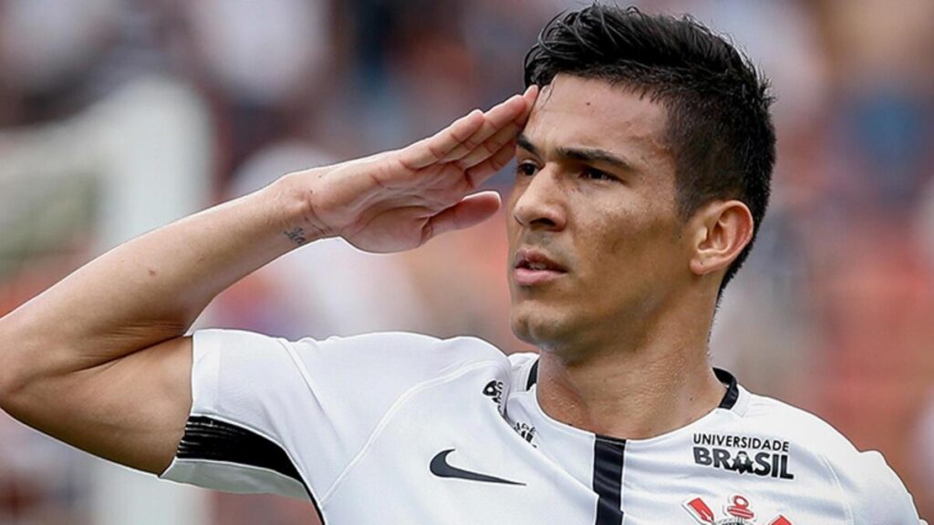 Beşiktaş’ta stoper iddiası! “İş adamı getirecek”