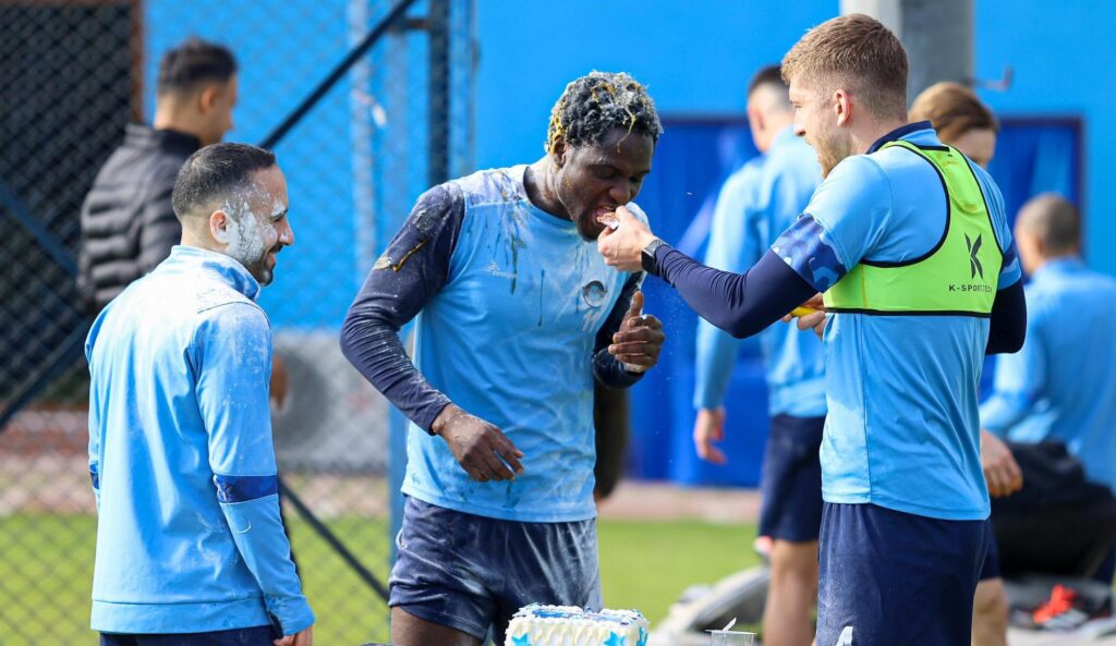 David Akintola’ya Brezilya usulü doğum günü kutlaması