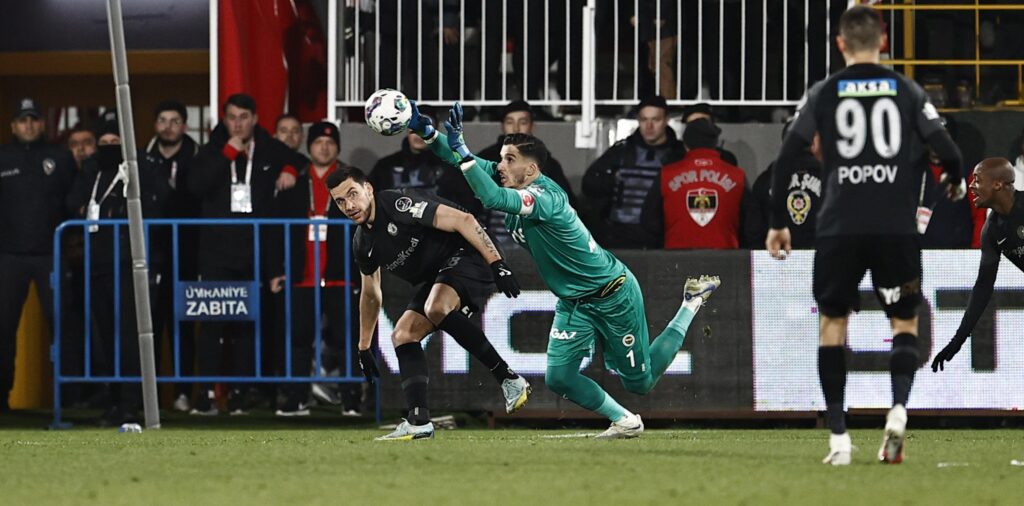 Fenerbahçe’de Altay Bayındır’dan paylaşım