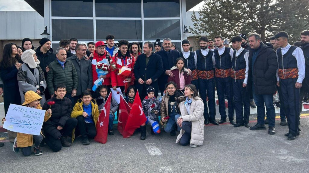 Furkan Akar’a coşkulu karşılama