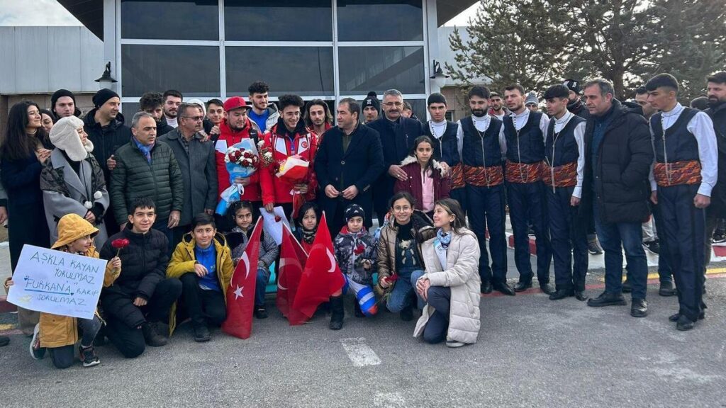 Furkan Akar’a coşkulu karşılama