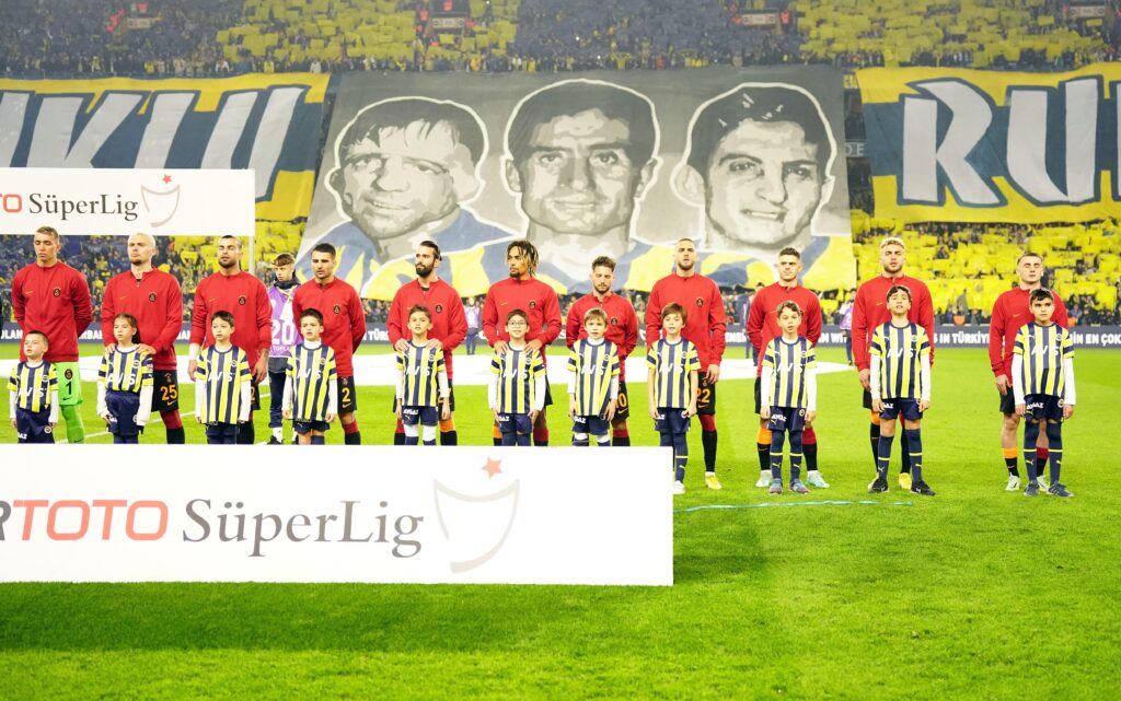 Galatasaray, Fenerbahçe derbisine 3 değişiklikle çıktı
