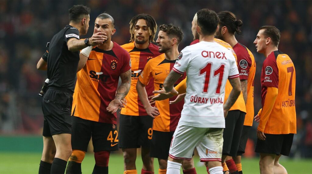 Galatasaray’da Abdülkerim Bardakcı cezalı duruma düştü
