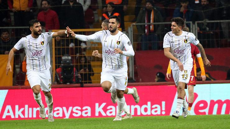 Galatasaray’dan yerli stoper atağı! Avrupa’ya gidecekti