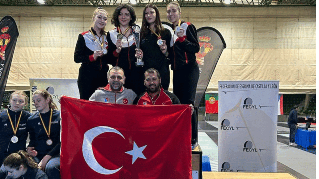Genç Kadınlar Kılıç Takımı İspanya’da şampiyon oldu