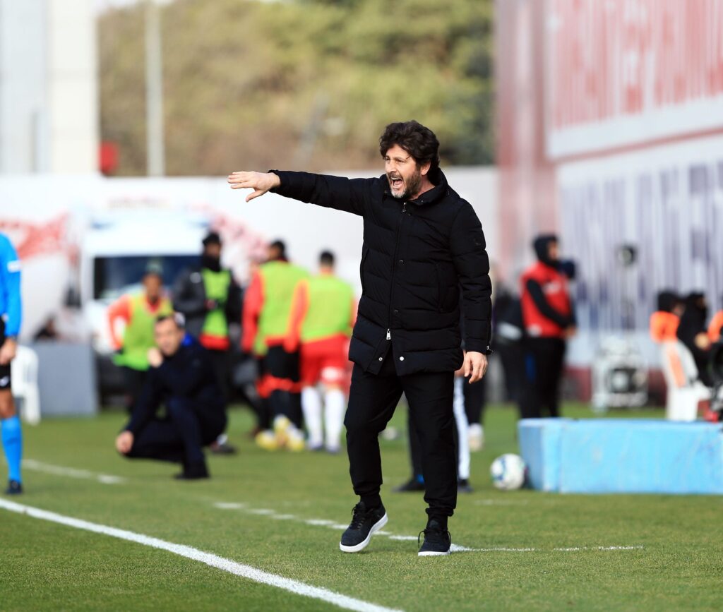 İstanbulspor teknik direktörü Fatih Tekke: “Eze hazır olmamasına rağmen katkı verdi”