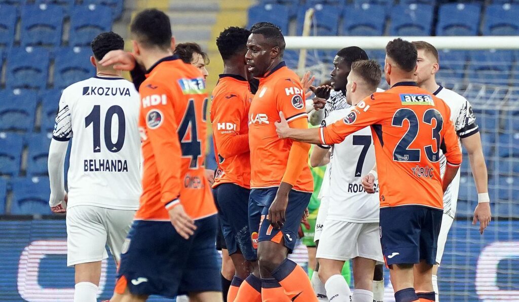 Okaka’nın gözü döndü, saldırmaya çalıştı! Başakşehir-Adana Demirspor maçı sonrası çok büyük olay…