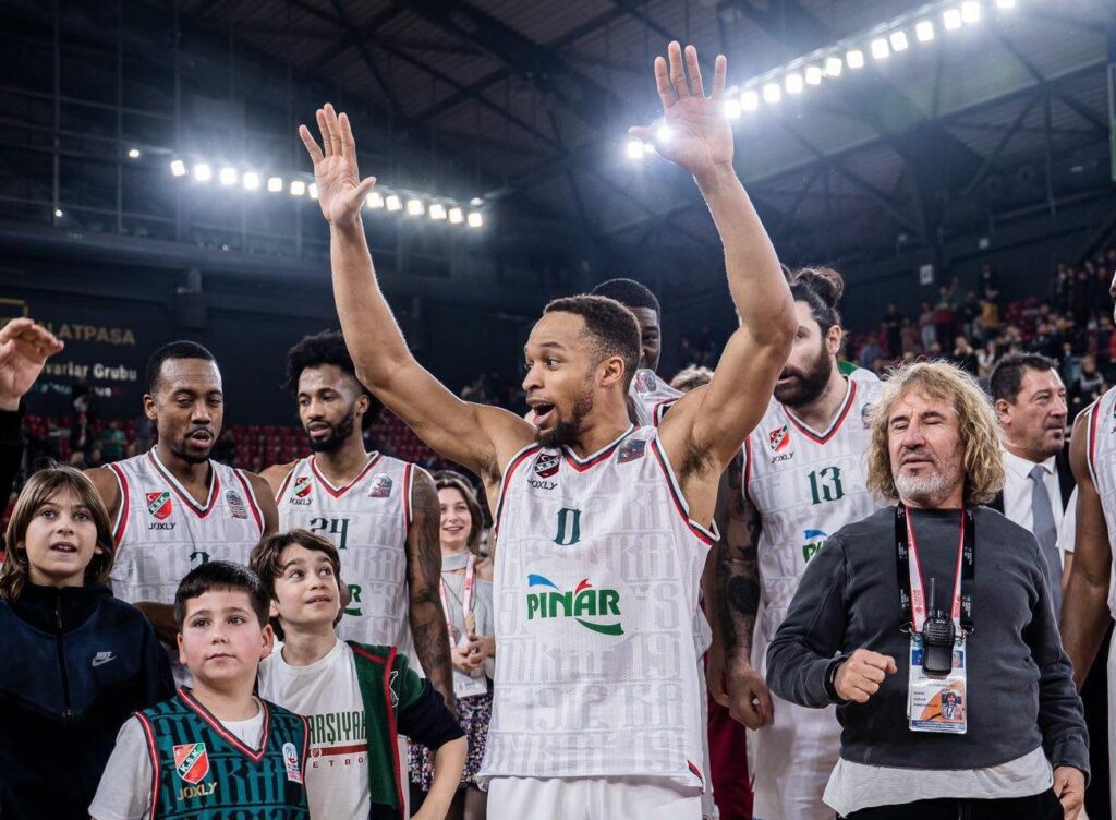 Pınar Karşıyaka ligde farklı