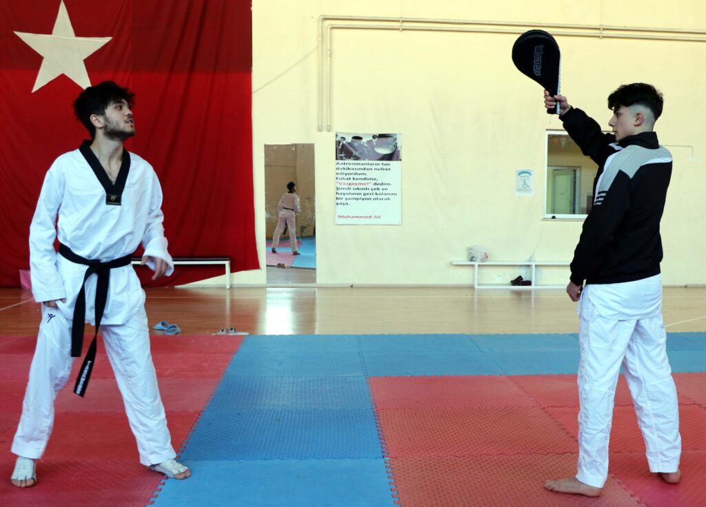 ‘Sokaktan madalyaya uzanan’ tekvandocu kardeşlerin hedefi; milli takım