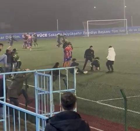 Yeşil saha boks ringine, ortalık savaş alanına döndü