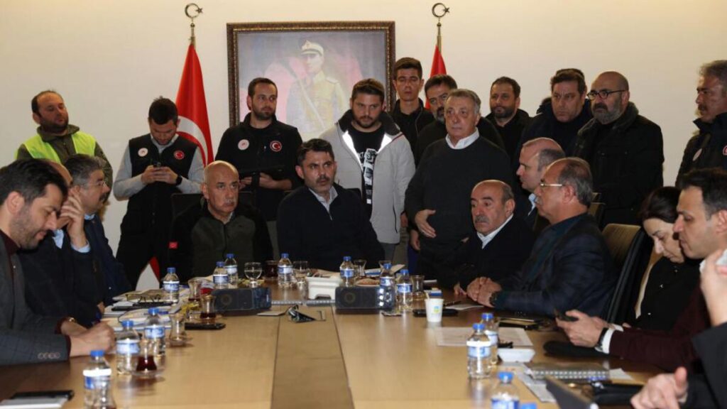 Ahmet Nur Çebi’nin deprem bölgesindeki ziyaretleri sürüyor