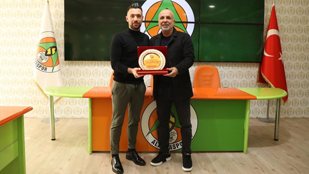 Alanyaspor’dan Francesco Farioli’ye plaketli veda