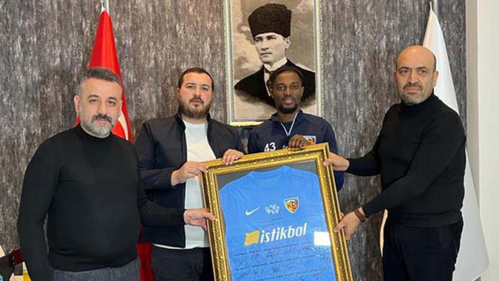 Bernard Mensah, depremzedelere destek