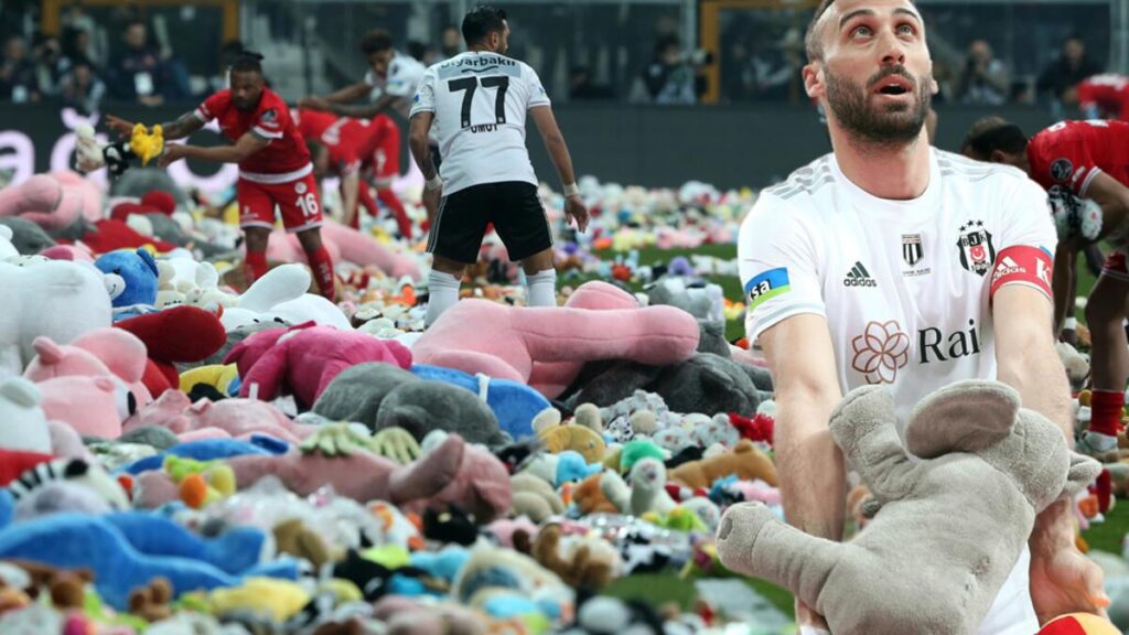 Beşiktaş – Antalyaspor maçında tüyler diken diken… Cenk Tosun ve Maxim gözyaşlarını tutamadı