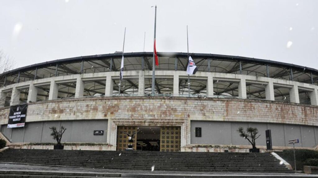 Beşiktaş’ta bayraklar yarıya indirildi