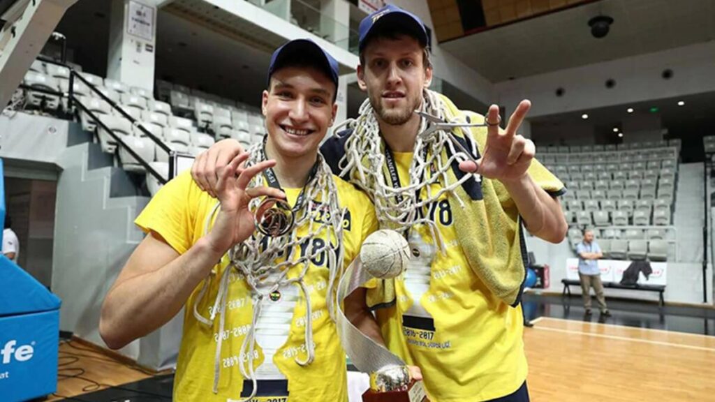 Bogdan Bogdanovic ve Jan Vesely’nin formaları destek için satışta