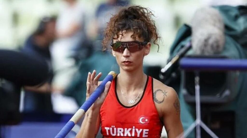 Buse Arıkazan 4.43’le rekor kırdı