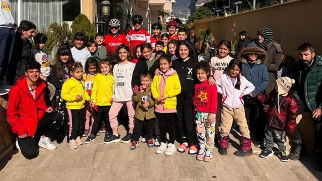 Dağ Bisikleti Milli Takımı’ndan depremzede çocuklara moral etkinliği