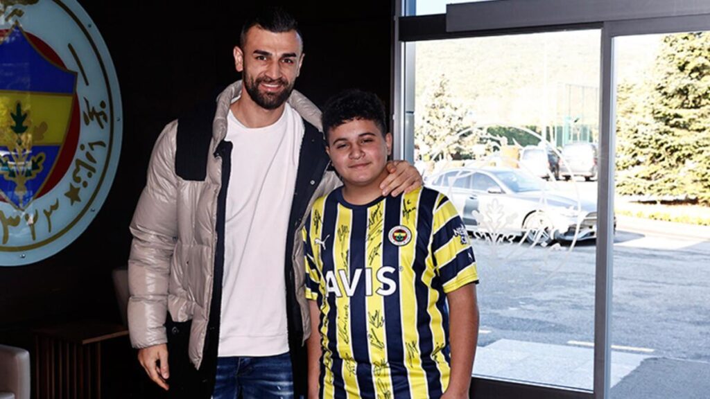 Depremzede Mehmet Akif Ağaç, Jorge Jesus ve futbolcularla buluştu