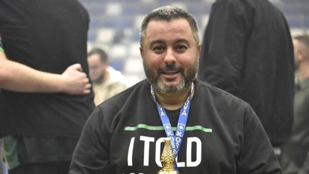 Engin Gençoğlu, Kosova Kupası’nı kaldırdı