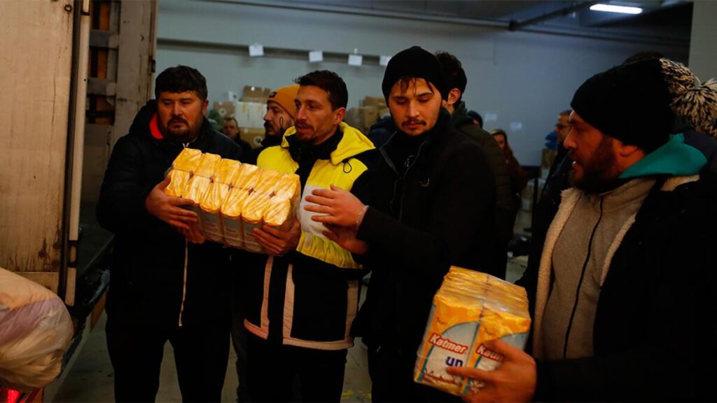 Fenerbahçe depremzedelere yardım için tek yürek