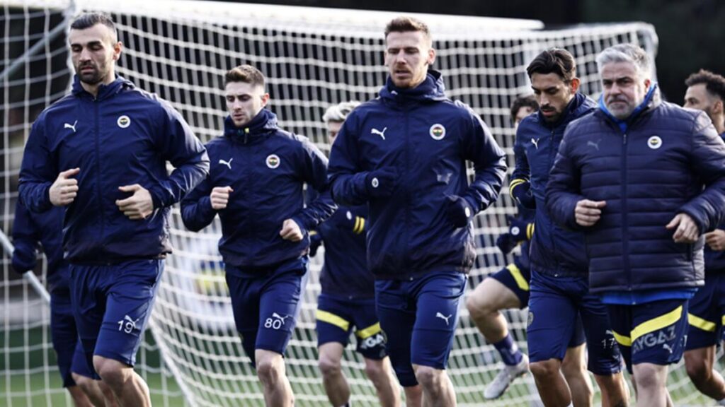 Fenerbahçe’de tecrübeli futbolcu rest çekti! “Forma yoksa beni bırakın”